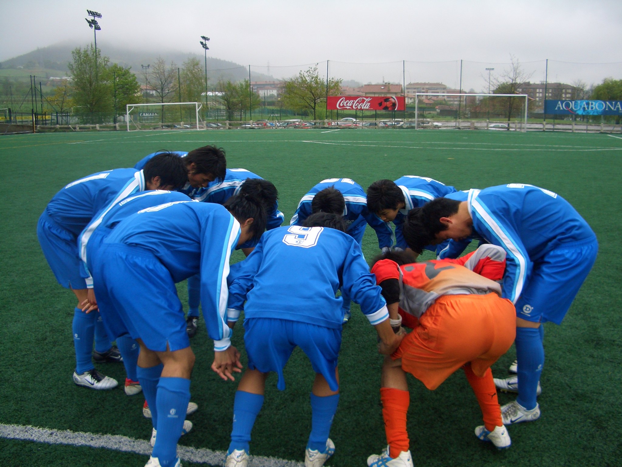 練習試合、円陣を組んで気合を入れている様子