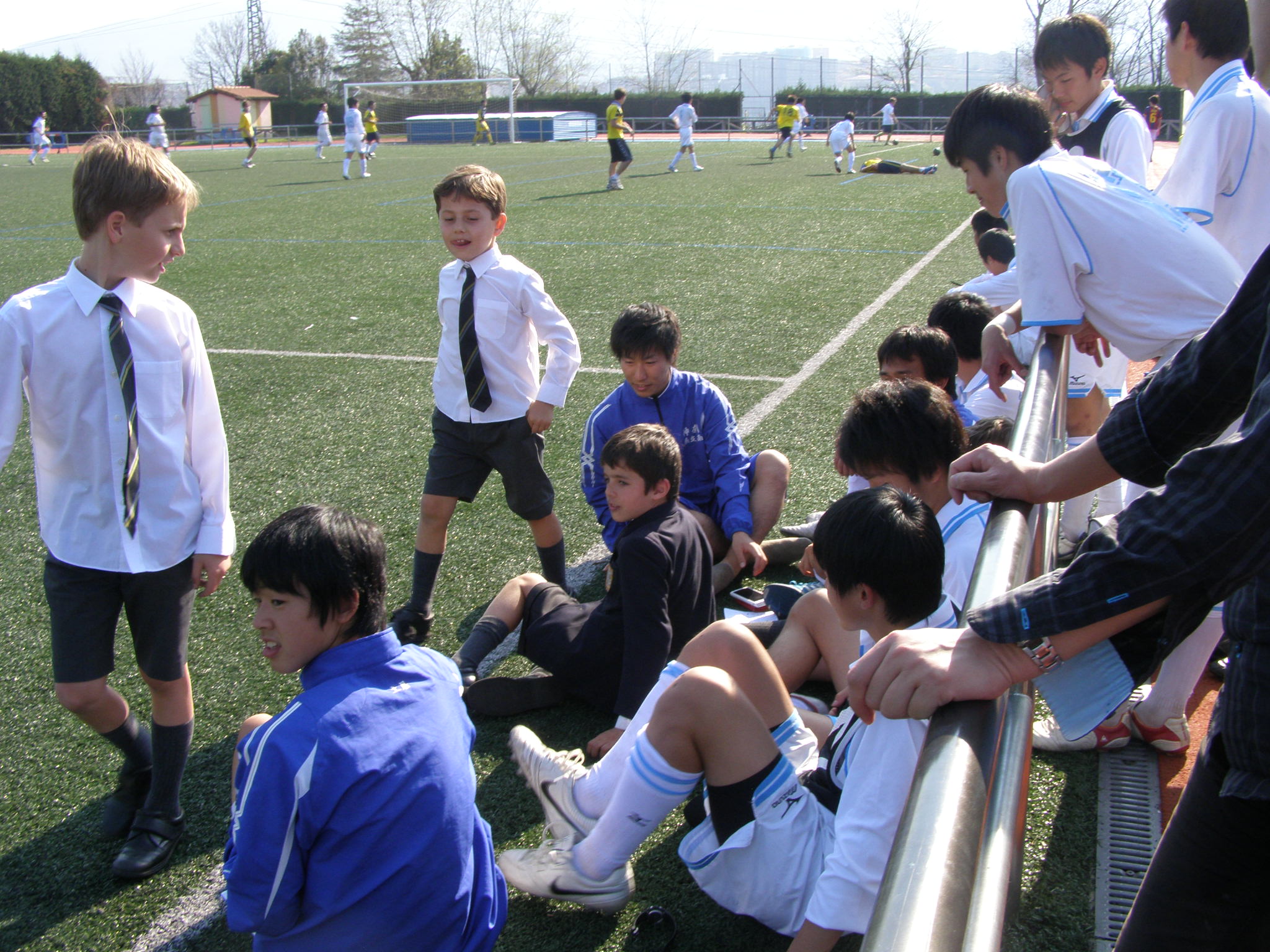 練習試合、練習試合を見守る控え選手の様子