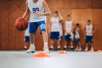 体育館でのバスケットボール練習、コーンドリブル訓練の様子