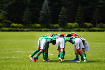 サッカーの練習試合前に円陣を組んでいる様子