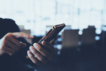 スマホでFutbol-Plusにお問い合わせしている様子